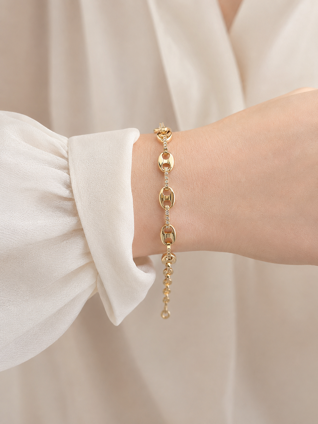 Model wearing Heart Link Gold Bracelet – Style D