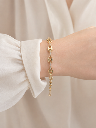 Model wearing Heart Link Gold Bracelet – Style D